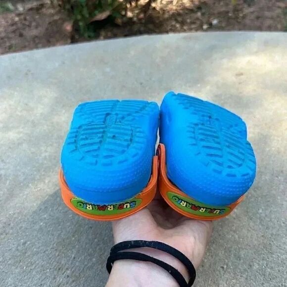 Kid’s Crocs Fun Lab Lined Yoshi Clogs - Picture 7 of 11